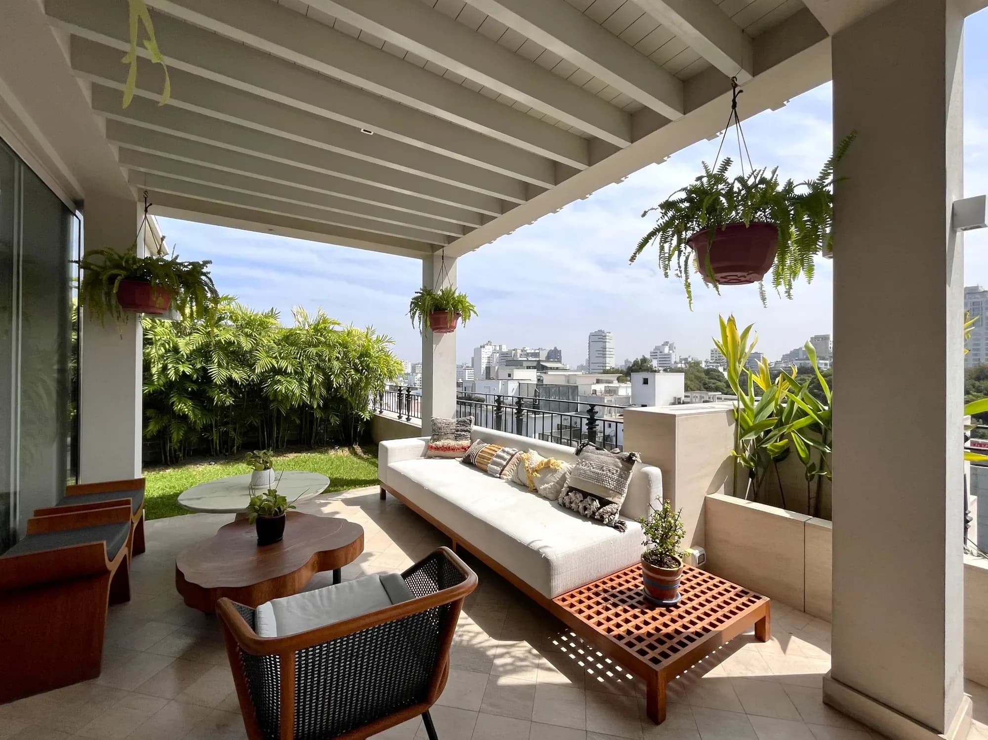 Terraza con jardín de un penthouse en San Isidro