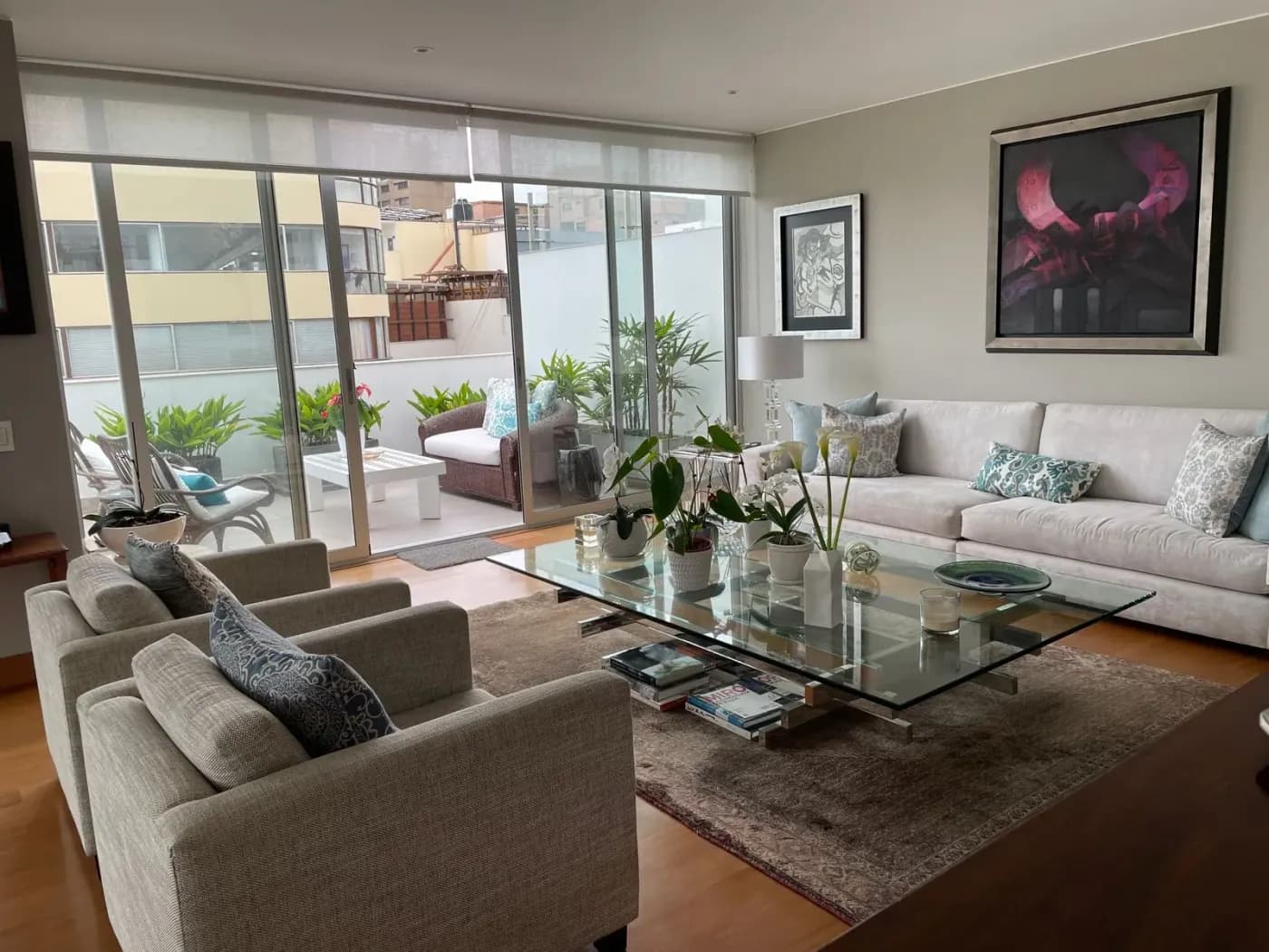 Sala de un departamento en San Isidro con vista al jardín