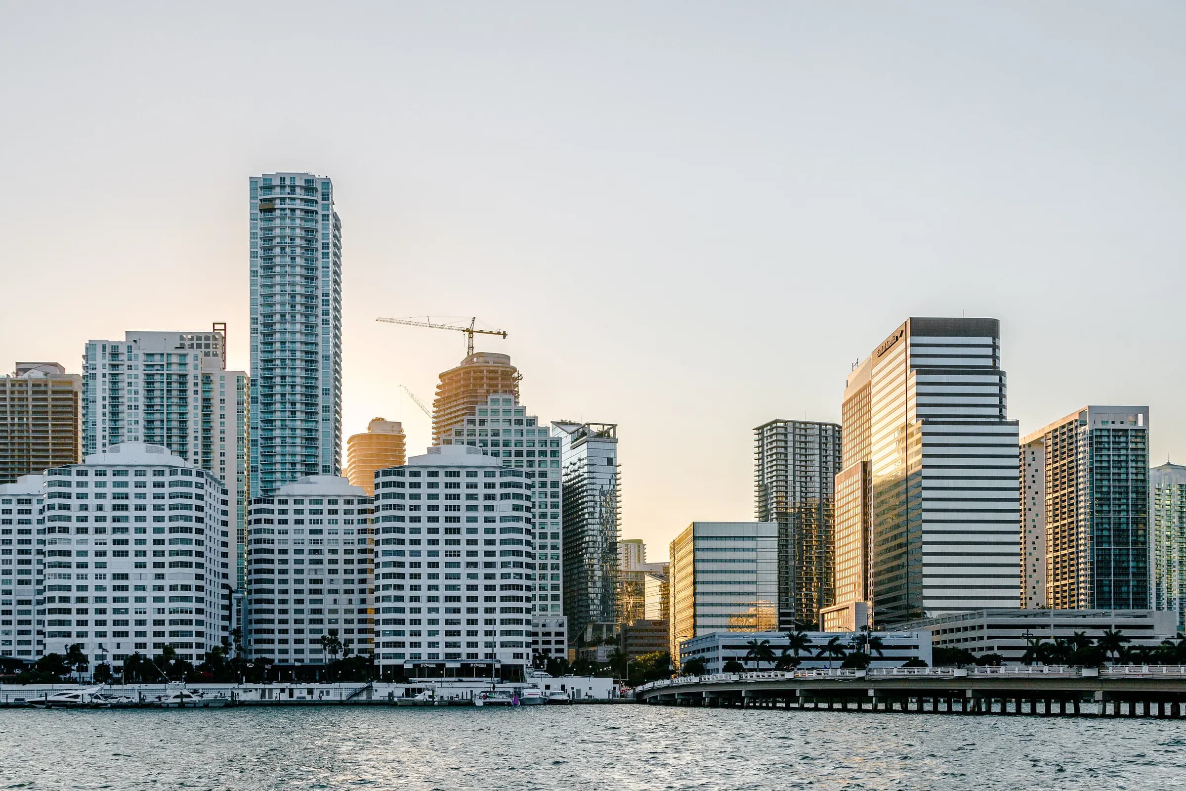 Skyline de Brickell, Miami, frente a la bahía