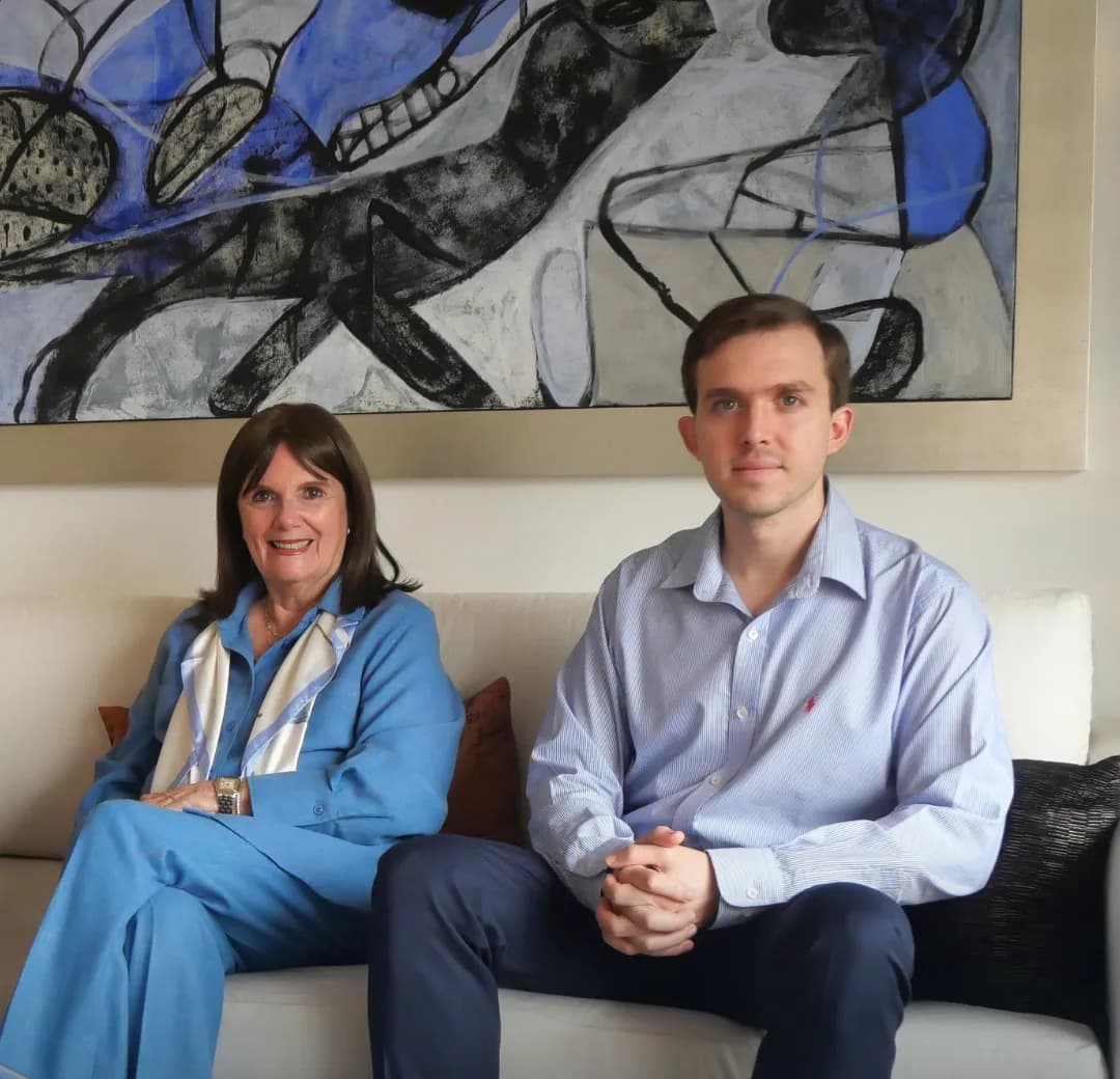 Marcia Basurco de Heighes y Jorge Buckley en la entrevista de Revista Signature